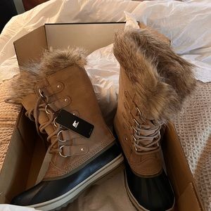 Joan of Arctic waterproof insulated women’s snow boots 8.5